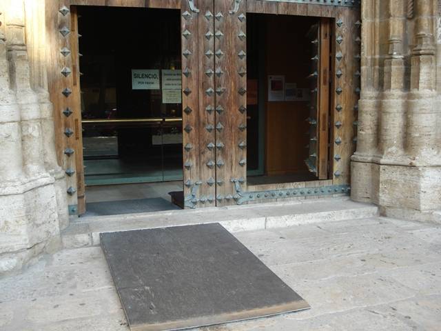 Rampa móvil de acceso al interior