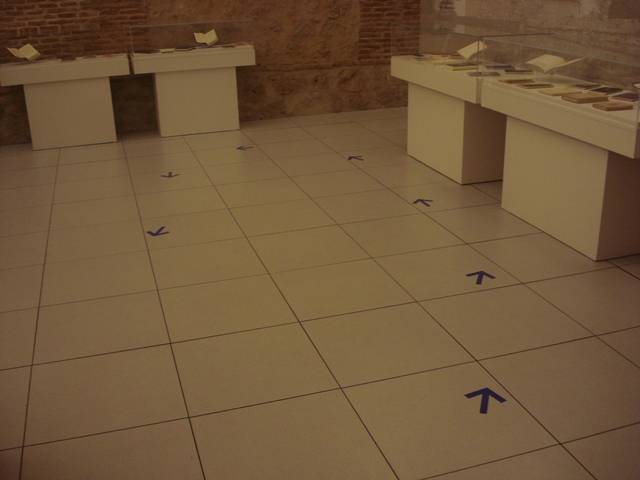 Flechas direccionales en el suelo