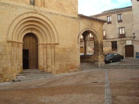 Entrada principal a la Iglesia de la Santísima Trinidad