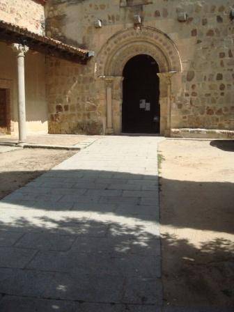 Acceso a la iglesia 