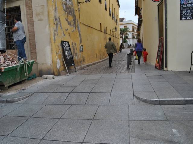 Calle de acceso a la plaza