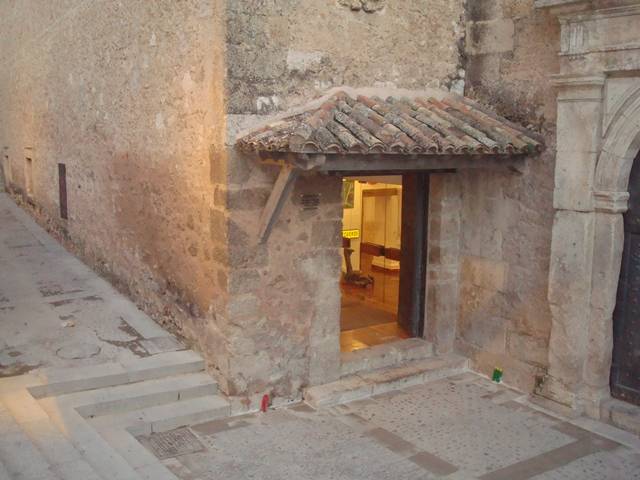 Puerta de acceso al interior