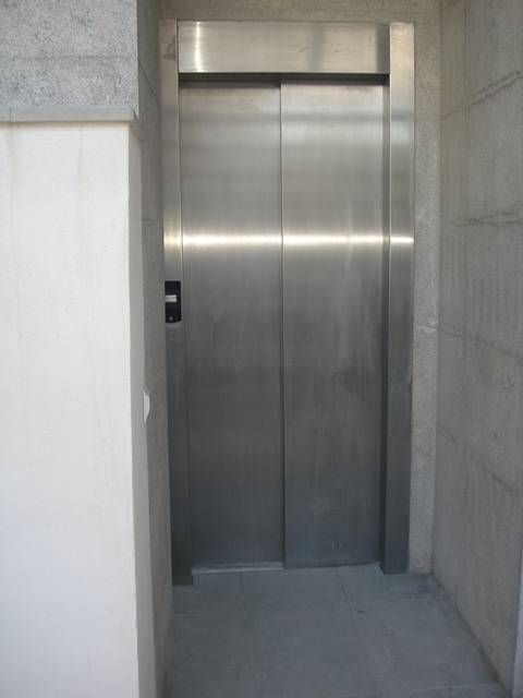 Ascensor de acceso al interior del edificio