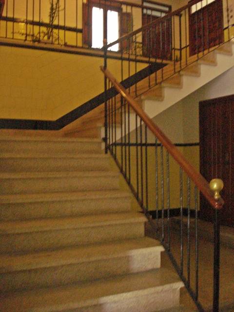 Escalera con pasamanos