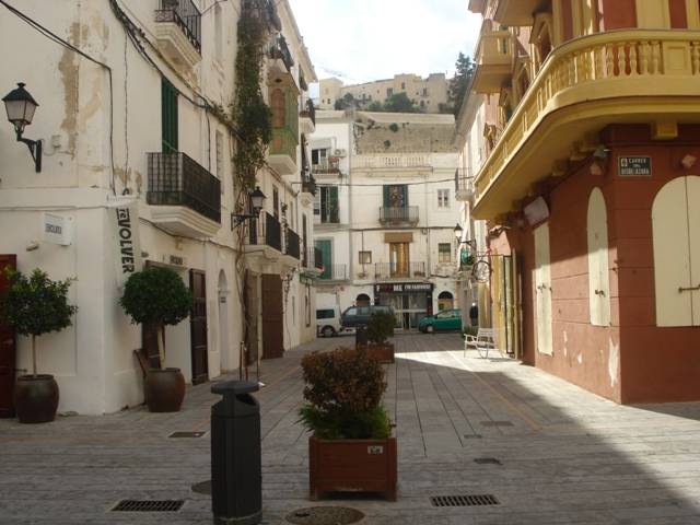 Calle típica de Ibiza