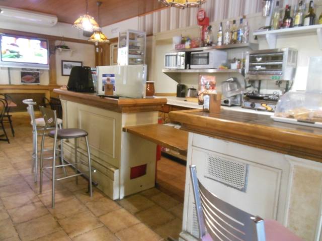 Barra de bar a dos alturas