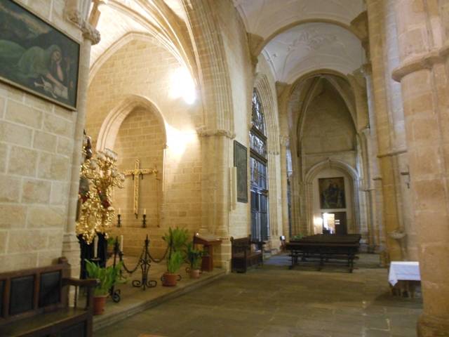 Paso interior por la nave central