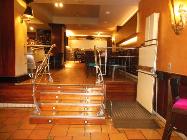 Escaleras y plataforma elevadora