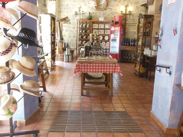 Zona de tienda con escalón rebajado