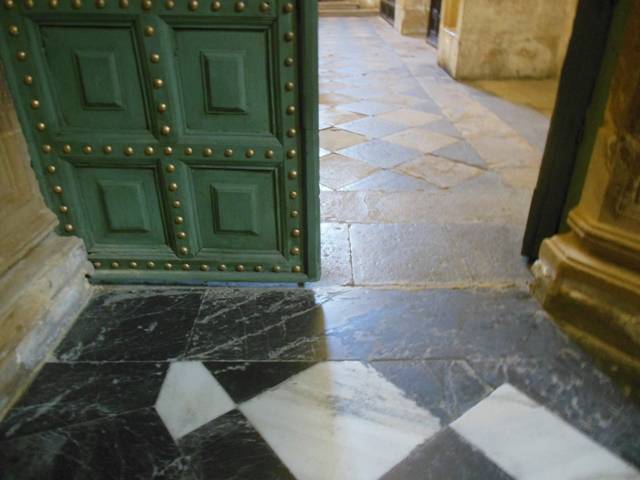 Puerta de acceso a la sacristía