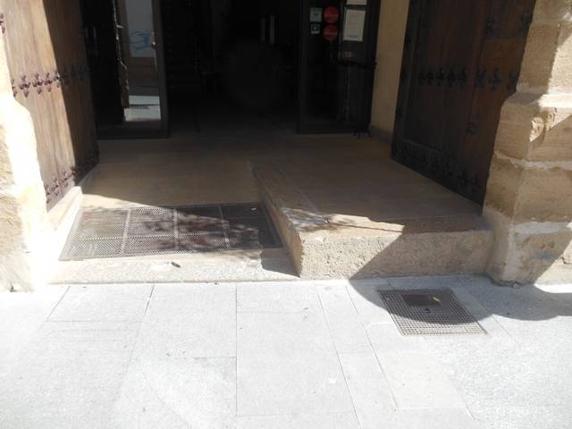 Escalón rebajado entrada
