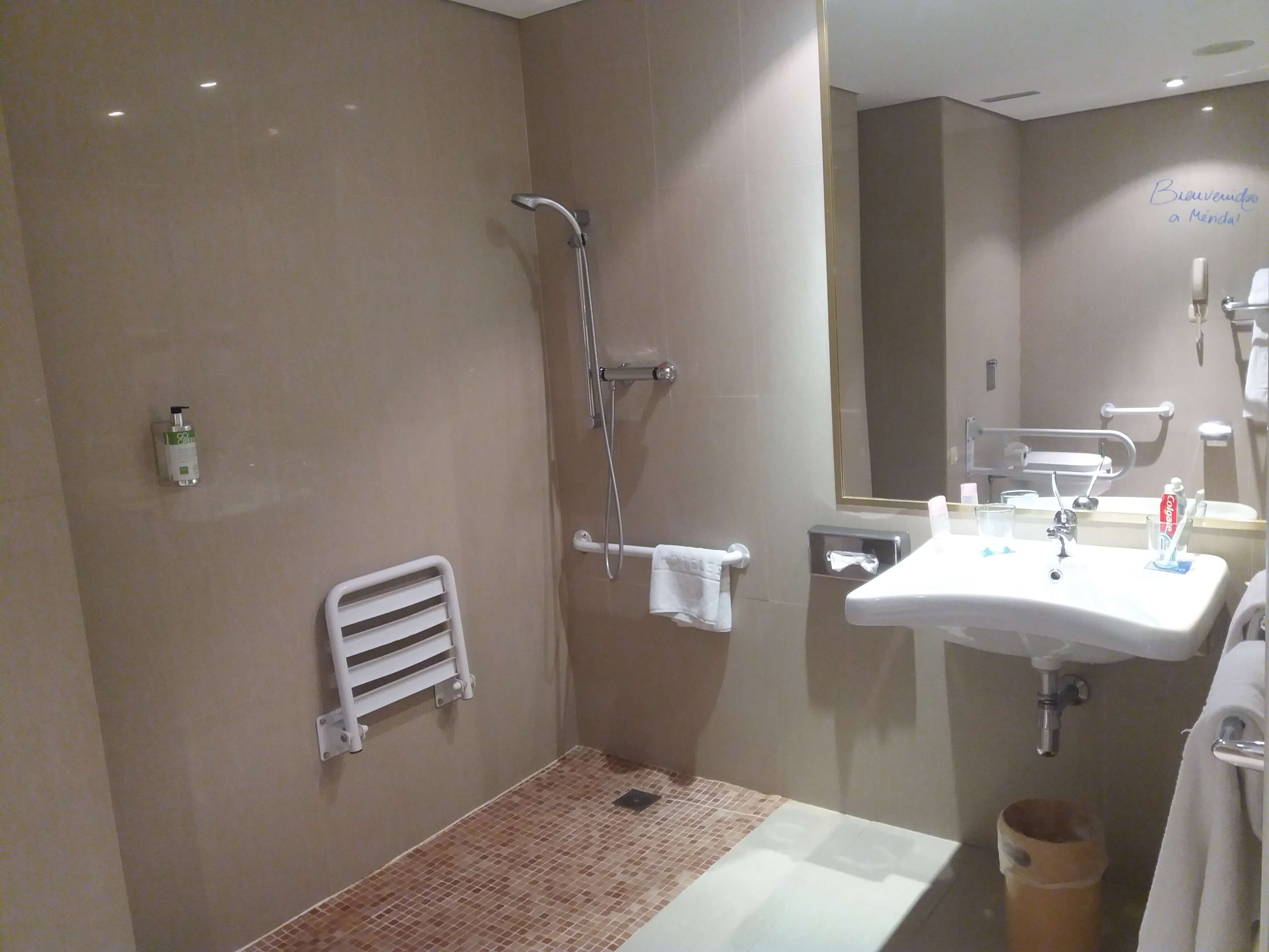 Aseo adaptado de la habitaci&oacute;n para PMR