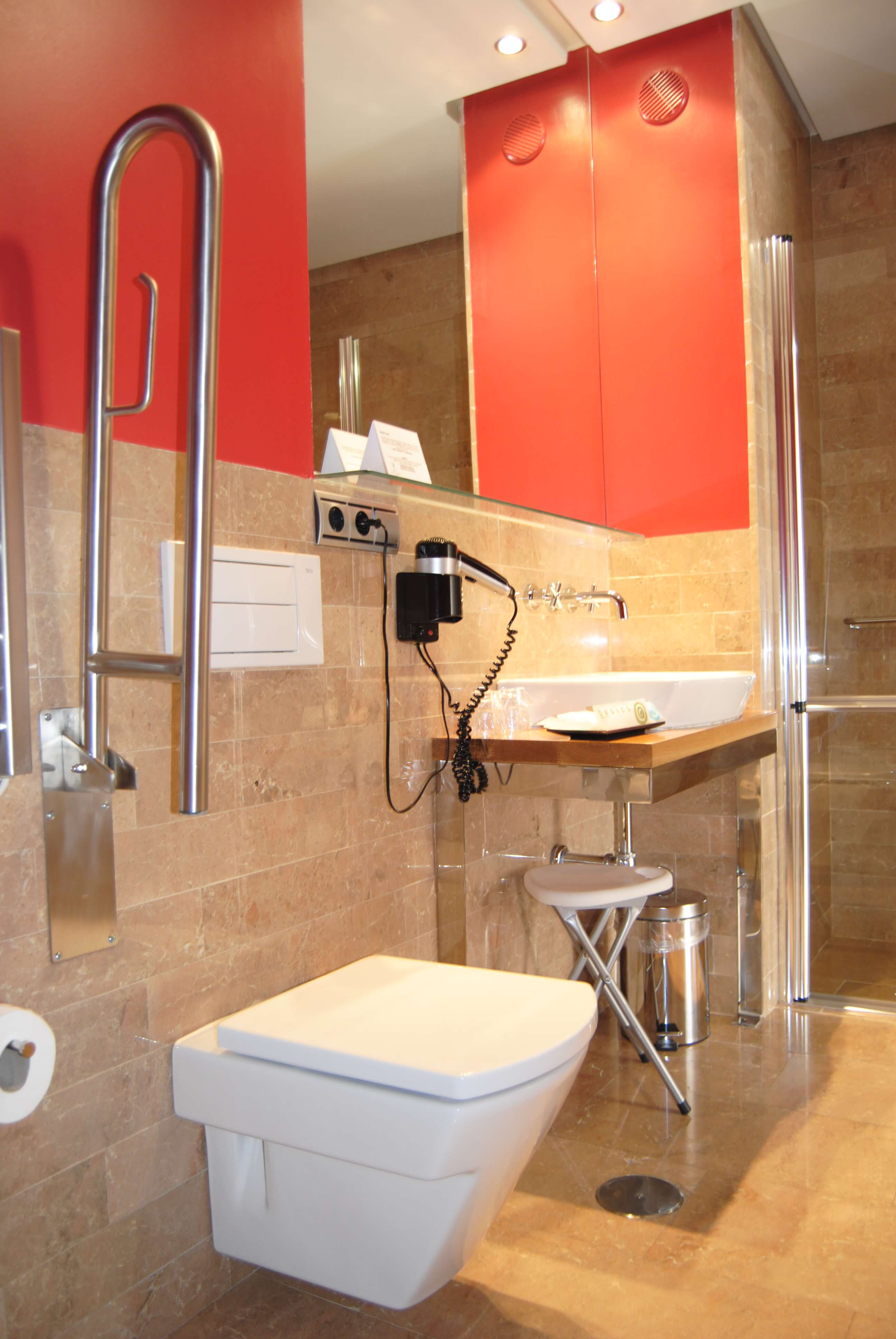 Aseo adaptado de la habitaci&oacute;n para PMR