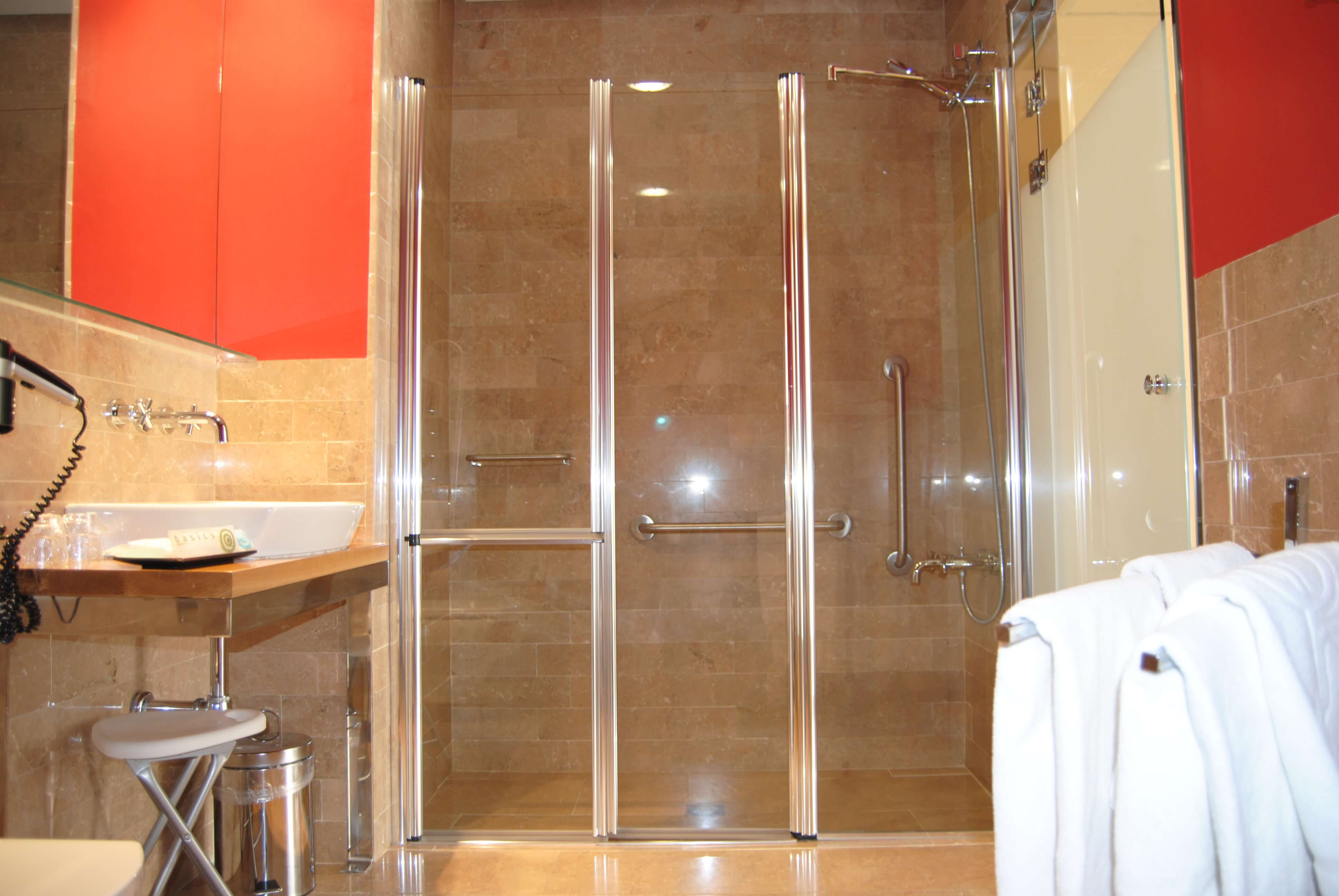 Aseo adaptado de la habitaci&oacute;n para PMR