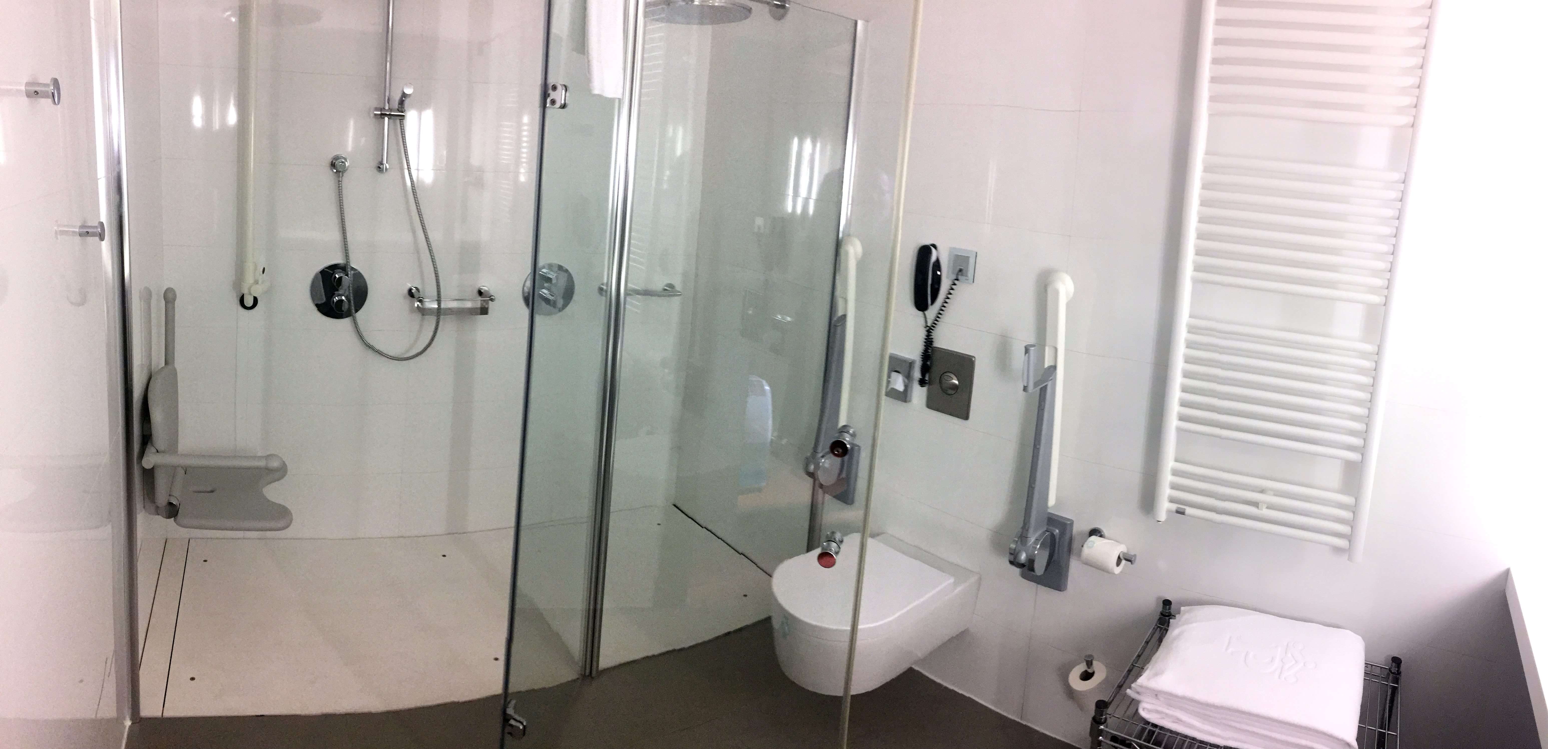 Cuarto de ba&ntilde;o habitaci&oacute;n adaptada