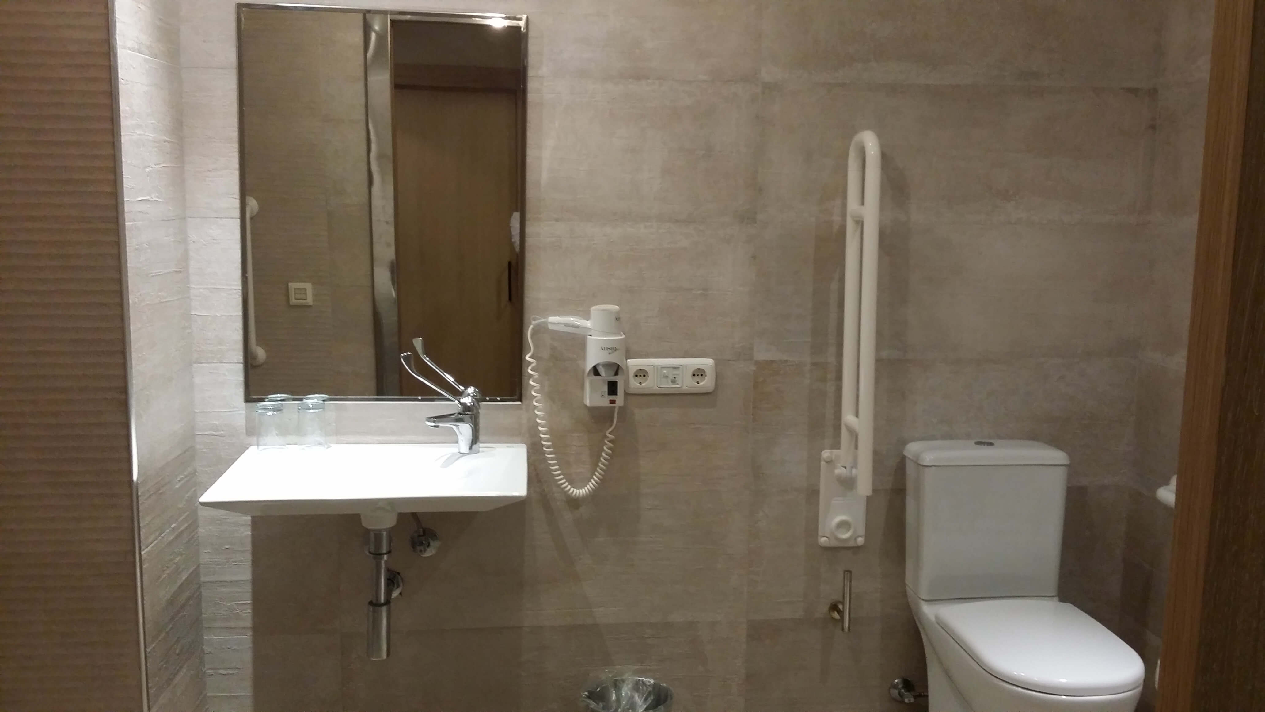 Cabina de aseos común para PMR