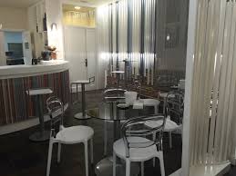 Asador El Trujal - Entrada del restaurante y zona de barra