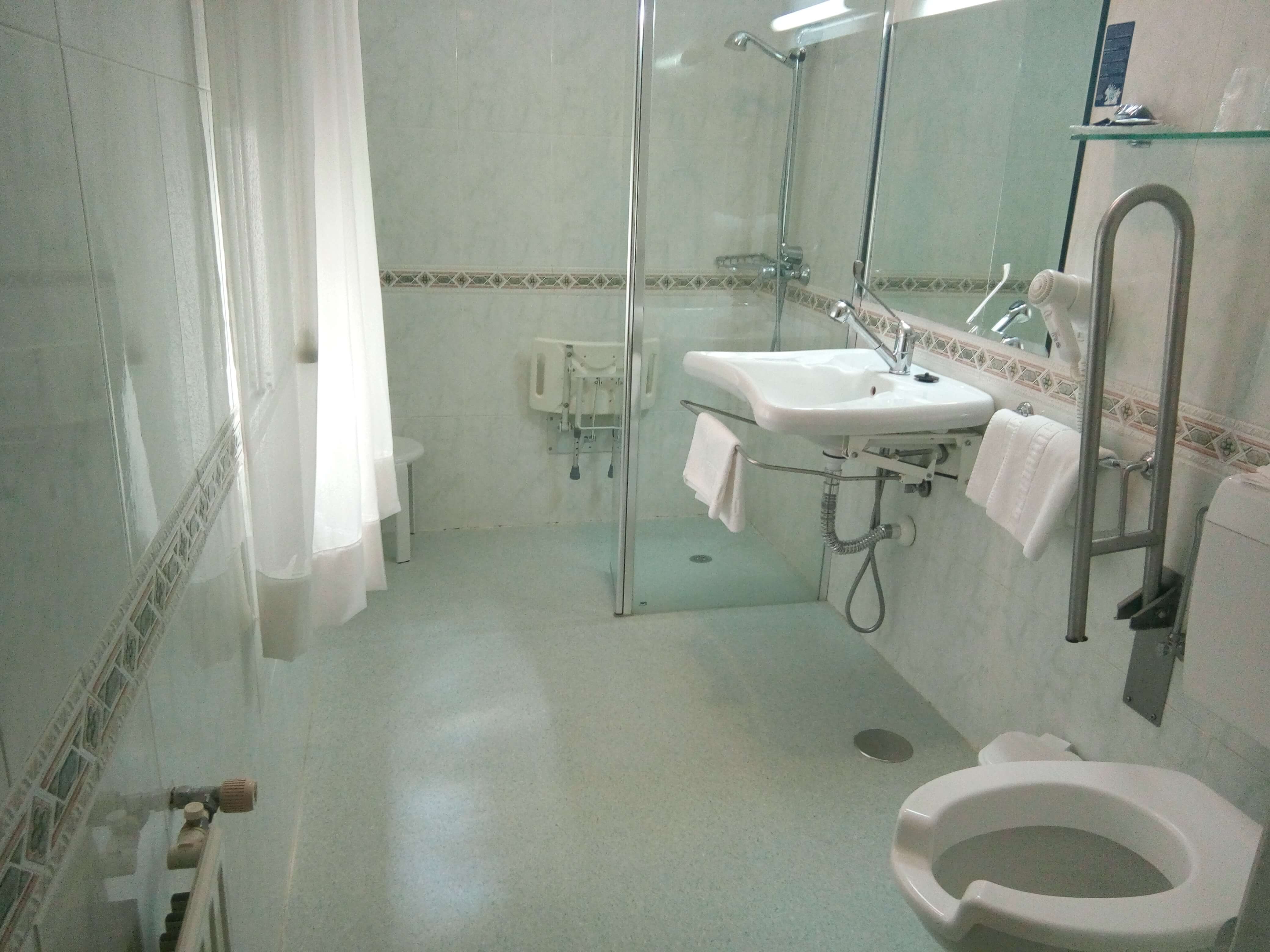 Cuarto de ba&ntilde;o habitaci&oacute;n adaptada