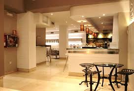 Entrada a zona de bar y restauraci&oacute;n