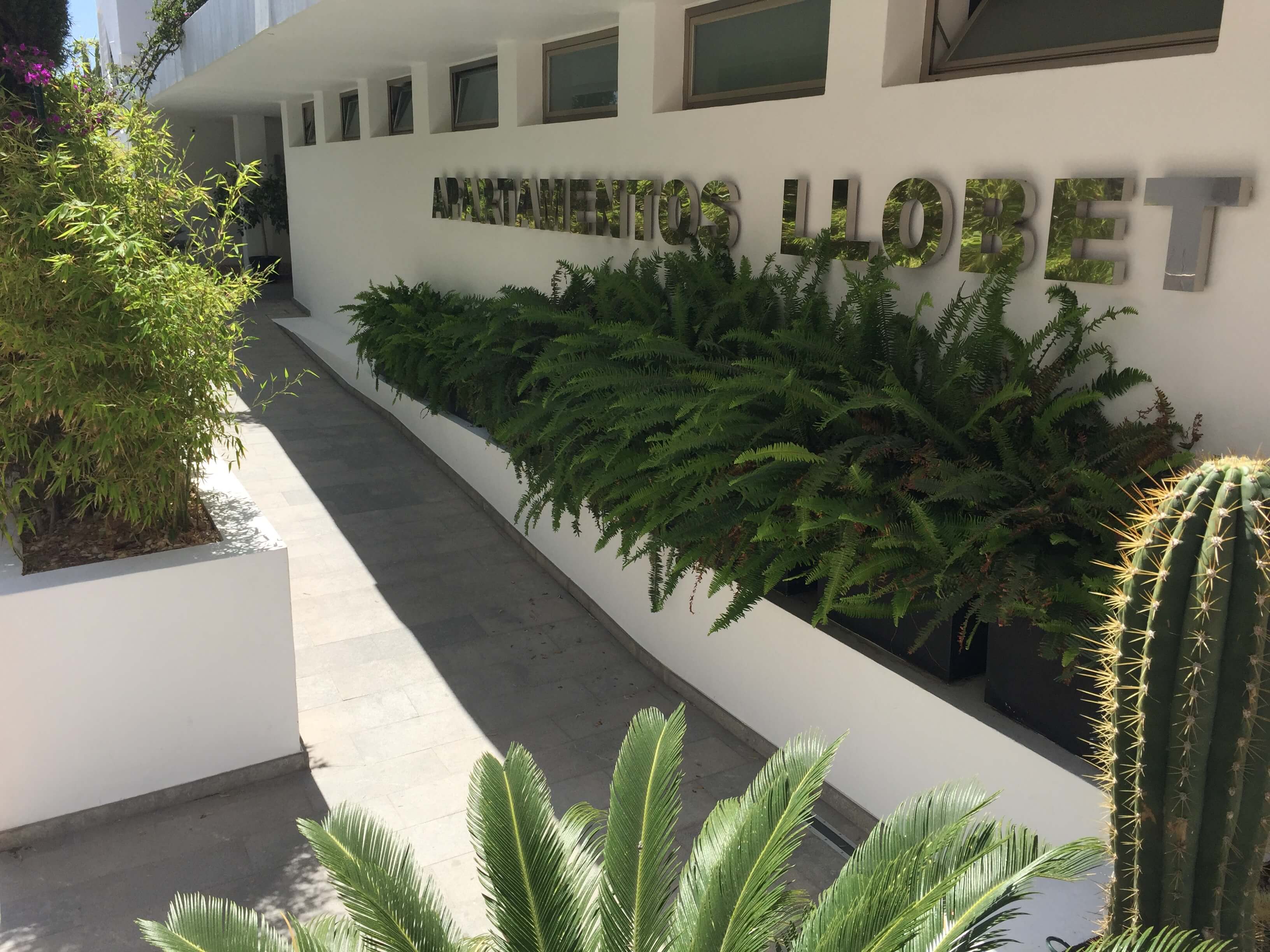 Apartamentos Llobet - Fachada y acceso del establecimiento