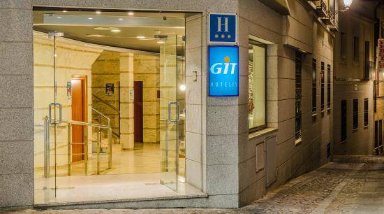 Hotel Yit Conquista de Toledo. Antiguo Las Conchas - Fachada y entrada del establecimiento