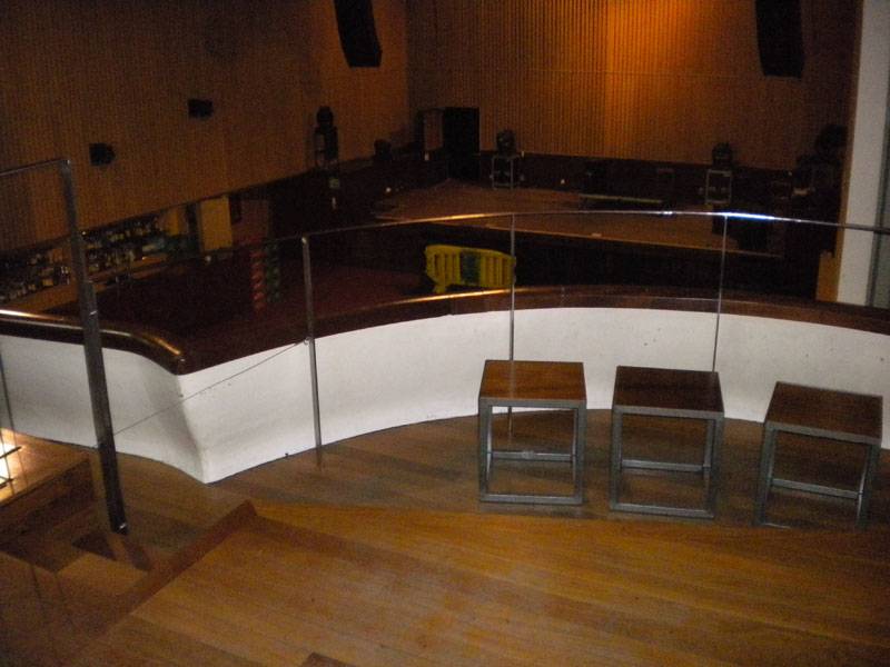 Interior de la sala y espacio reservado a PMR