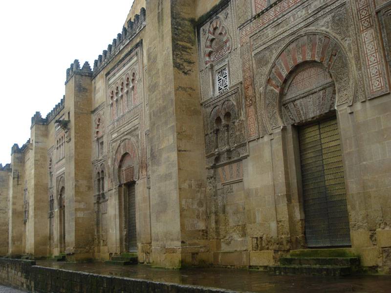 Vista lateral de La mezquita, con Arcos Árabes