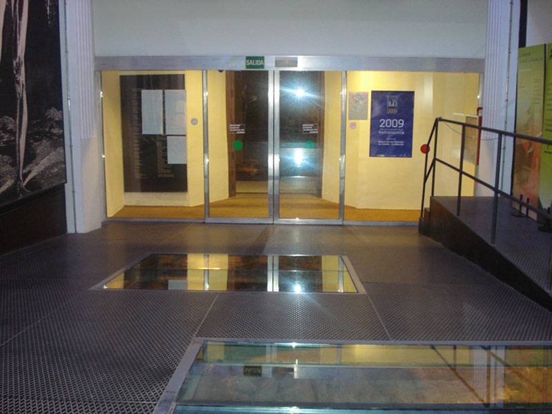 Acceso al interior de la exposición