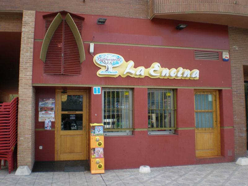 Restaurante La Encina - Fachada y acceso al establecimiento
