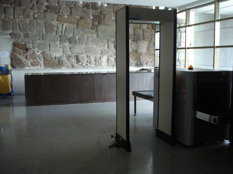 Área de atención y arcos de seguridad