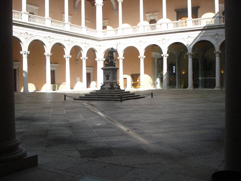 Patio interior con arcadas en dos alturas