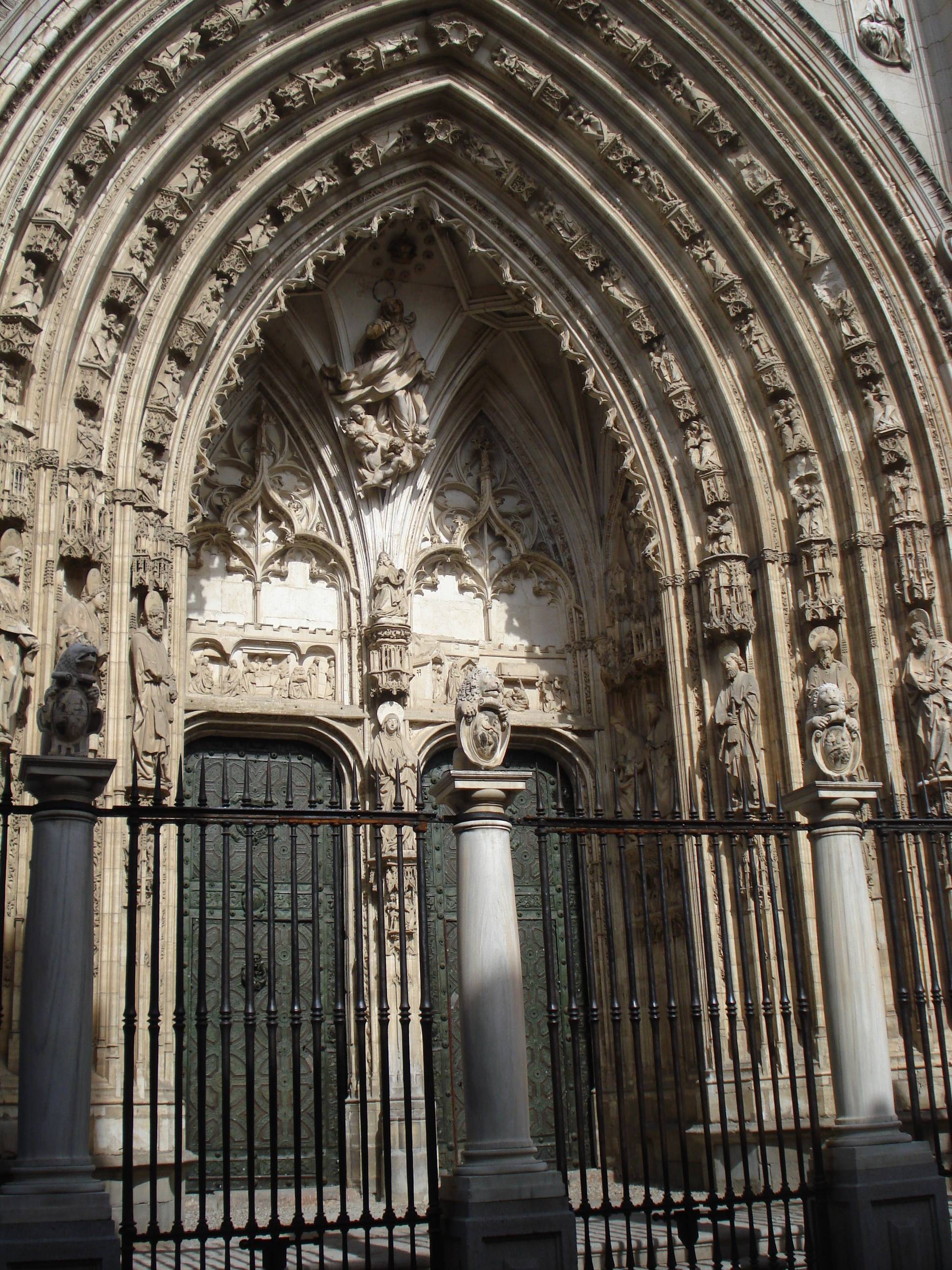 Puerta gótica dedicada a la ascensión de la Virgen