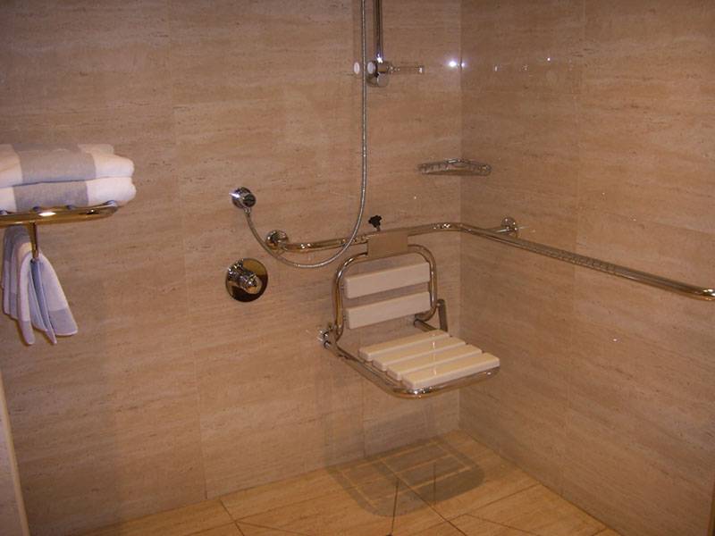 Ducha con asiento abatible fijo a la pared