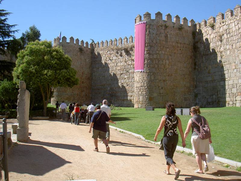 Paseo peatonal a pie de la Muralla