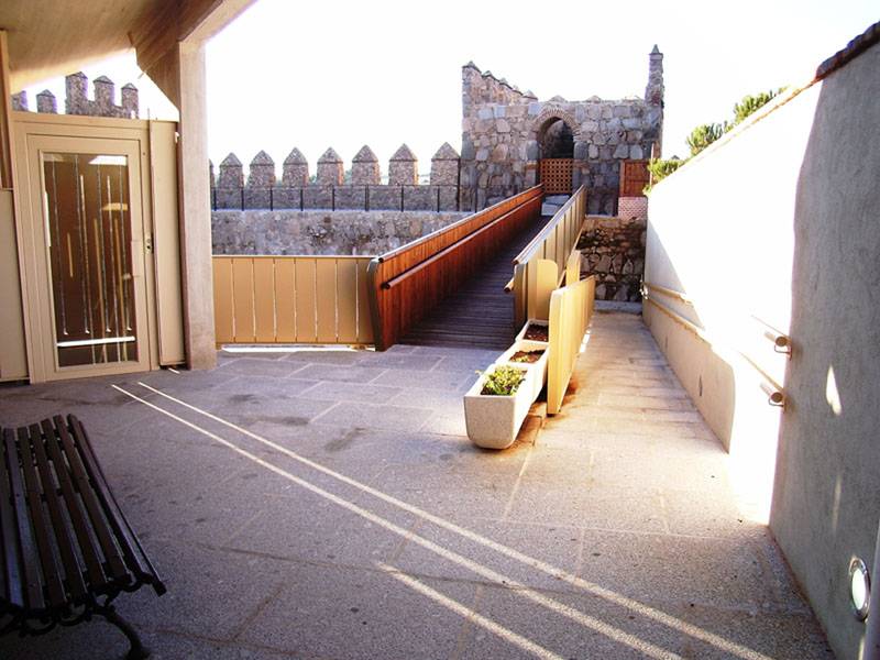 Rampas y ascensor de acceso a la parte alta de la Muralla