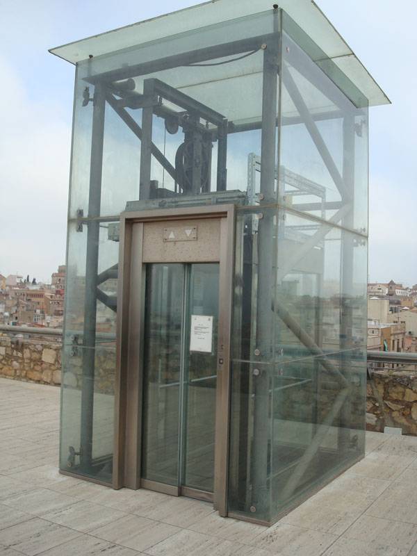 Ascensor para acceder al circo