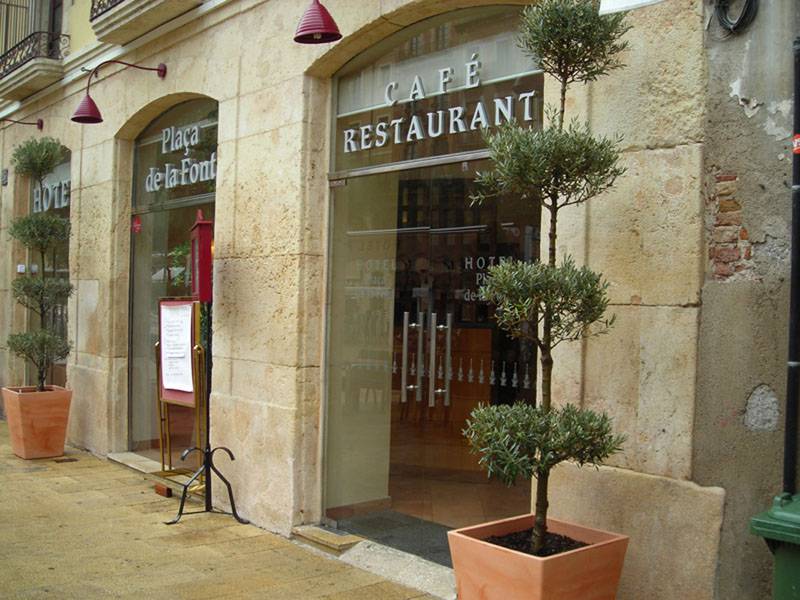 Restaurante Pla&ccedil;a de La Font - Fachada y acceso al local