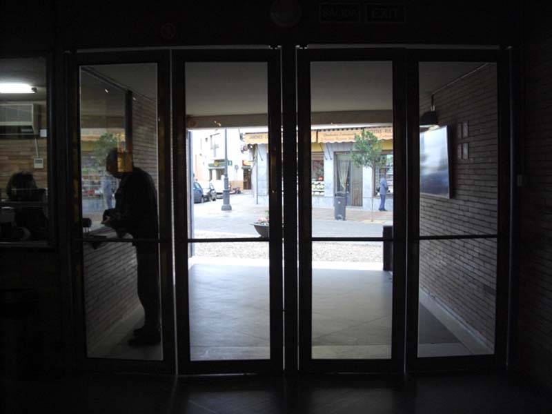 Entrada y mostrador de atención