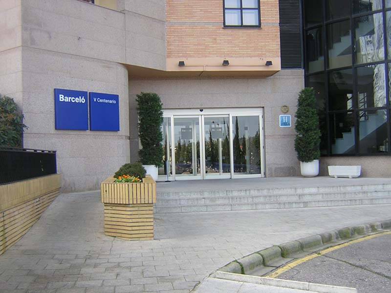 Hotel Barcel&oacute; V Centenario (H****) - Entrada principal con rampa de acceso