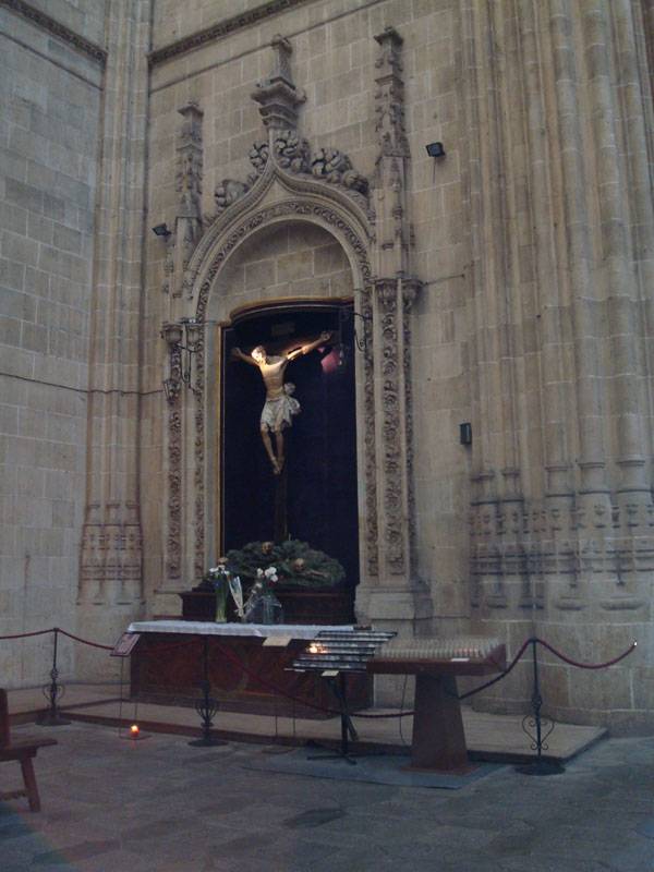 Altar con Cristo Crucificado
