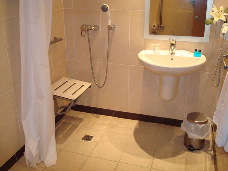 Ducha con asiento fijo a la pared