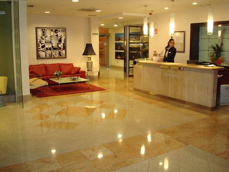 Recepci&oacute;n y mostrador de atenci&oacute;n