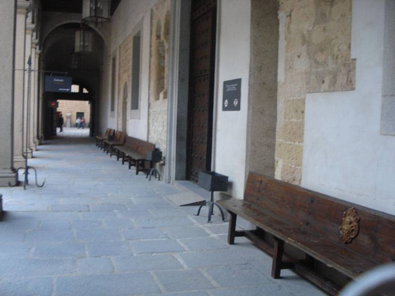 Pasillo del Alcázar con bancos de descanso