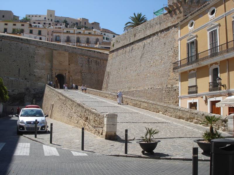 Ruta Por El Barrio de La Marina - Calle de acceso, en cuesta, de la ciudad vieja