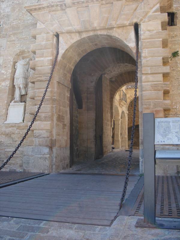 Puerta con paso levadizo